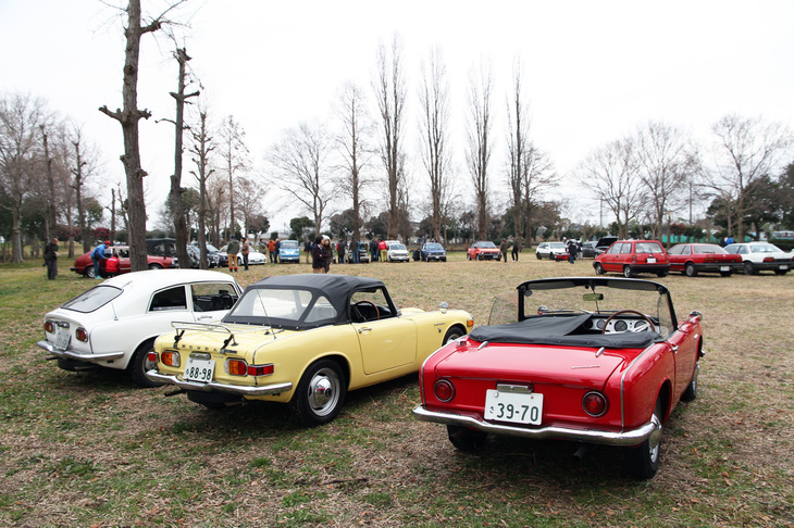 しらこばと公園の芝生広場に並べられた、約60台のホンダ・クラシック。ちなみに雨は、会場付近ではほとんど降らなかった様子。