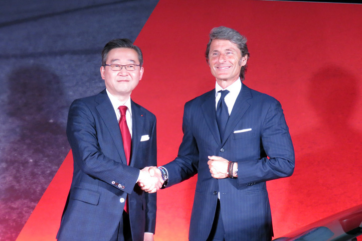 アウディスポーツ社のステファン・ヴィンケルマン マネージングディレクター（右）である。