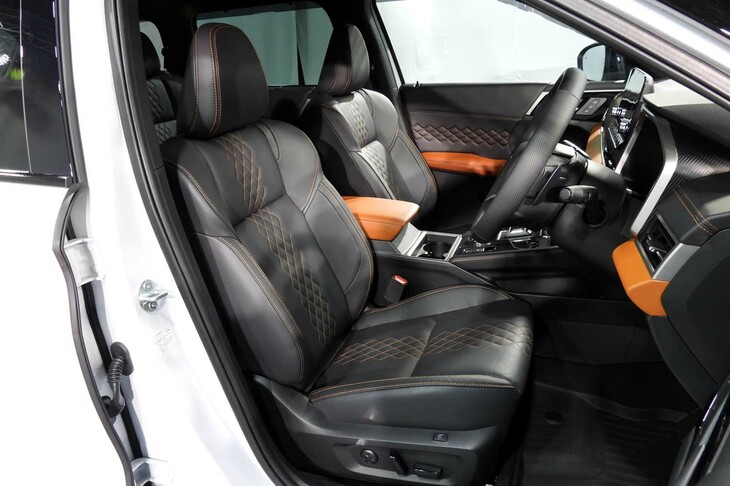 三菱アウトランダーPHEV ACTIVE FIELD（フロントシート）