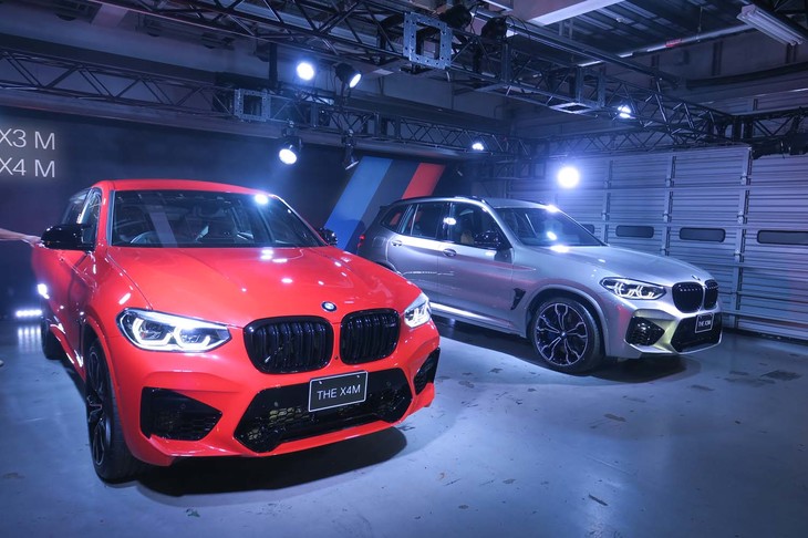 日本初お披露目となった最新の「Mモデル」である「X3 M」（右）と「X4 M」（左）。写真はその高性能バージョンとなる「X3 Mコンペティション」「X4 Mコンペティション」。両車のパワーユニットは、BMW M社が開発を手がけた標準仕様のX3 MとX4 Mに搭載される最高出力480psの3リッター直6ツインターボエンジンを、30psアップの510psにチューンしたものだ。