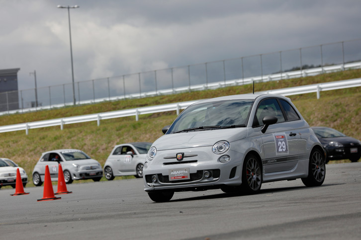 いざ、オーバルコースへと発進。ギアは2速までで、あまりパイロンから離れないようにして走る。