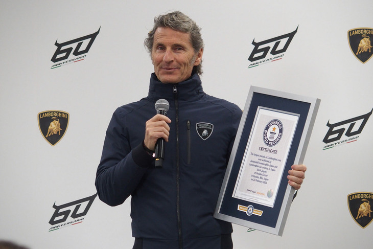 ギネス世界記録の樹立や創立60周年記念に関する喜びのコメントを述べた、アウトモビリ・ランボルギーニの会長兼最高経営責任者ステファン・ヴィンケルマン氏。