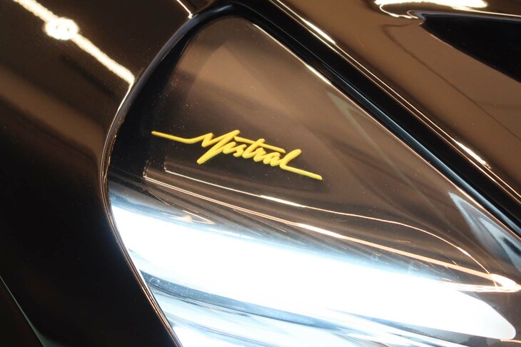 ブガッティW16ミストラル（ヘッドランプ上部の車名ロゴ）