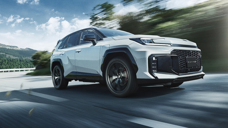 PHEVの「RAV4」にはスポーティーグレード「GRスポーツ」も設定される。こちらのEV走行換算距離は145km。
