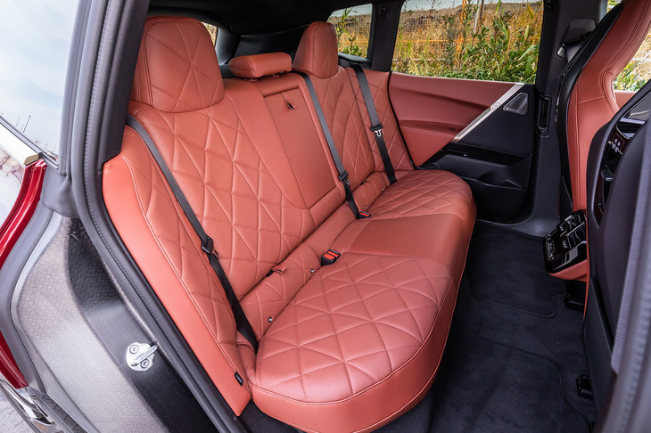 後席の背もたれには、スルーローディングシステムと呼ばれる40：20：40の3分割可倒機能が備わる。荷室右側面にあるスイッチの操作で、簡単に背もたれを倒すことができる。