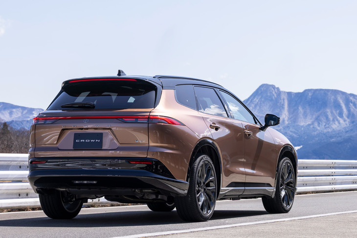 グリルレス＋ハンマーヘッドフェイスのフロントまわりや、低さ・長さを感じさせるサイドビューと比べると、リアデザインはいささか普通。一文字のリアコンビネーションランプも、はやりものといった感じだ。（写真：郡大二郎）