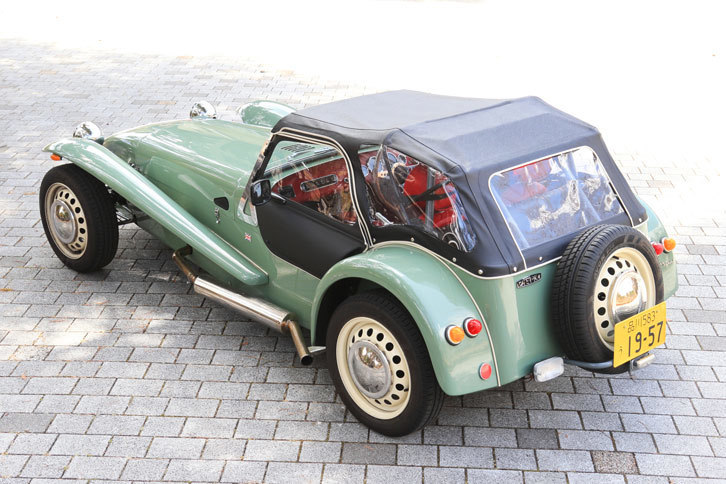 通常はオプション扱いとなるウインドスクリーンやソフトトップ、ドアなども、「セブン スプリント」には標準装備される。