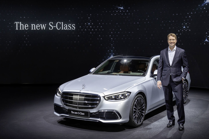 新型「メルセデス・ベンツSクラス」をお披露目するダイムラーのオーラ・ケレニウスCEO。