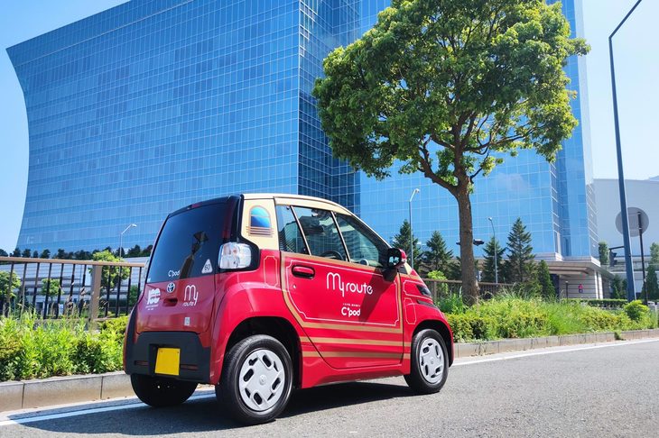 2020年9月に開業した「ザ・カハラ・ホテル＆リゾート 横浜」の前にて。ハワイに行くのもままならない昨今、横浜で気分だけでもハワイを味わうのも一興では。