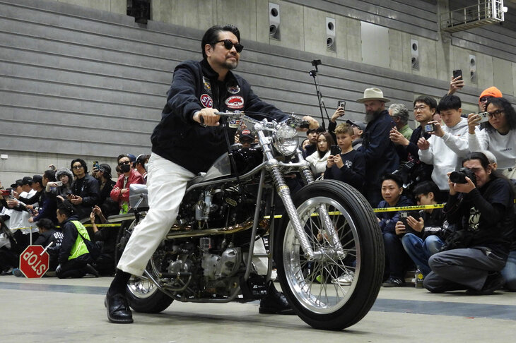 会場の“花道”を通って著名なカスタムカー／カスタムバイクやゲストが登場する「RIDE IN SHOW」の様子。