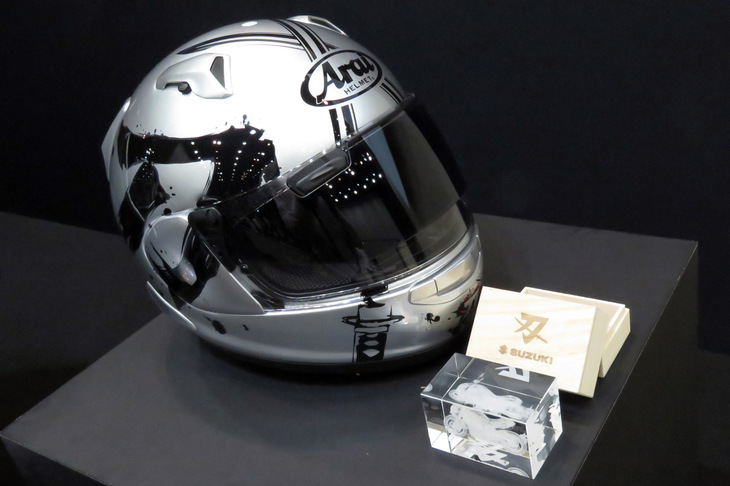 「KATANAヘルメット」と「KATANA 3Dクリスタル」。