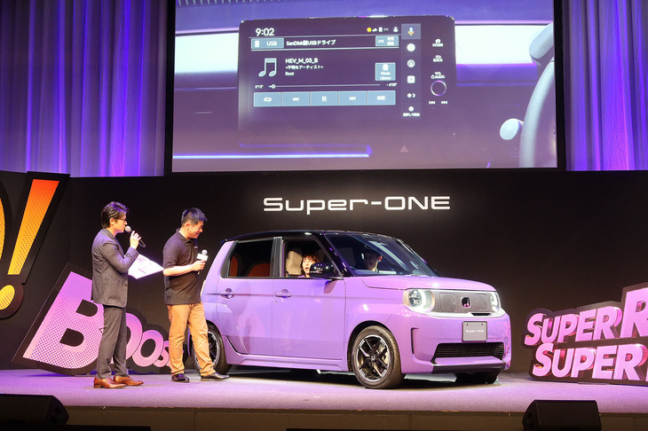 車内に乗り込み、「BOSEプレミアムサウンドシステム」の音を楽しむ若槻千夏さん。その出来は想像以上だったようで、「まるでライブ会場みたい！」と大喜び。「小さな音でも、とても聞き取りやすい」などと、同システムの音質を絶賛していた。