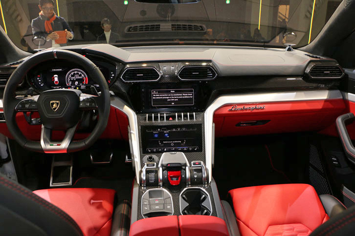 シャープなラインで構成されるインテリア。ところどころに六角形の意匠が見受けられる。