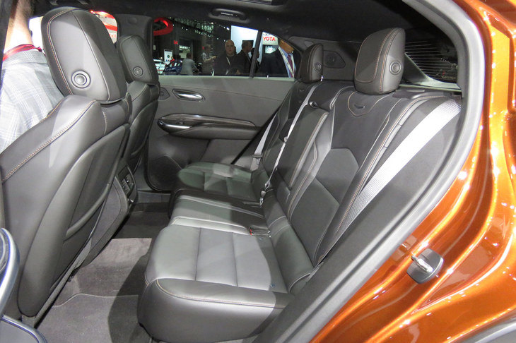 キャデラックXT4（リアシート）