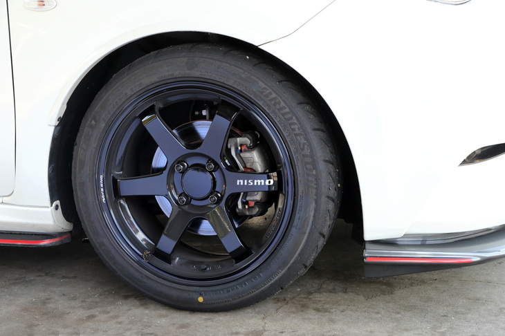 「マーチ」「ノート」ともに、足まわりには車高調整式サスペンションを採用。また現在開発中の鍛造アルミホイールも装備されていた。