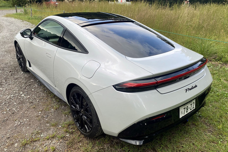 初代から5代目までがノッチバックスタイルであったのに対して、6代目となる新型「プレリュード」は、ハッチバックデザインを採用している。後席の背もたれを倒せば、荷室には9.5インチのゴルフバッグが2個収納できるのでゴルファーも安心だ。