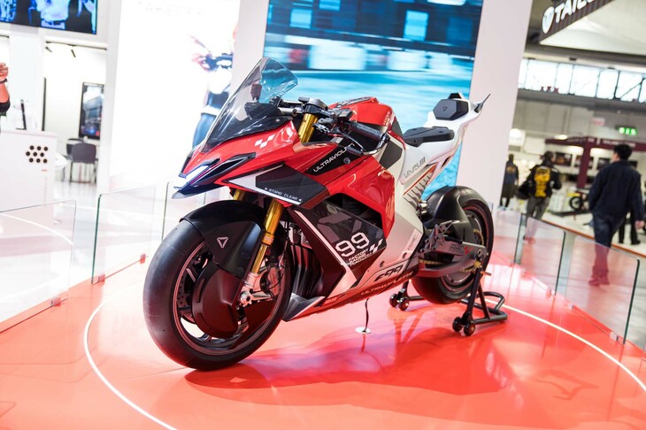 インドのスタートアップ、ULTRAVIOLET（ウルトラバイオレット）の電動スポーツバイクコンセプト「F99」。航空力学から生まれたスポーツバイクで、すでに実走テストも始まっているという。空気抵抗を徹底的に突き詰めた外装デザインに加え、車体の傾きに合わせてサイドカウルが開き、ダウンフォースを稼ぐ新しいエアロシステムにもチャレンジしている。