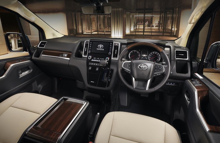 ステアリングホイールは本革巻きで助手席前方やドアのインナーパネルには本木目加飾が施される。