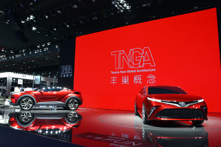 トヨタの「TNGA」を説明するために用意された2台のデザインコンセプト。新規に制作したものだというが「C-HR」と「カムリ」にそっくりである。