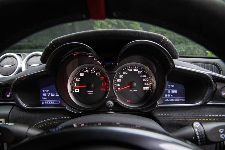 メーターは速度計とエンジン回転計の2眼式。ナセルの左右端にはモノクロのインフォメーションディスプレイが装備されており、タイヤの空気圧や燃費など、さまざまな情報を確認できる。
