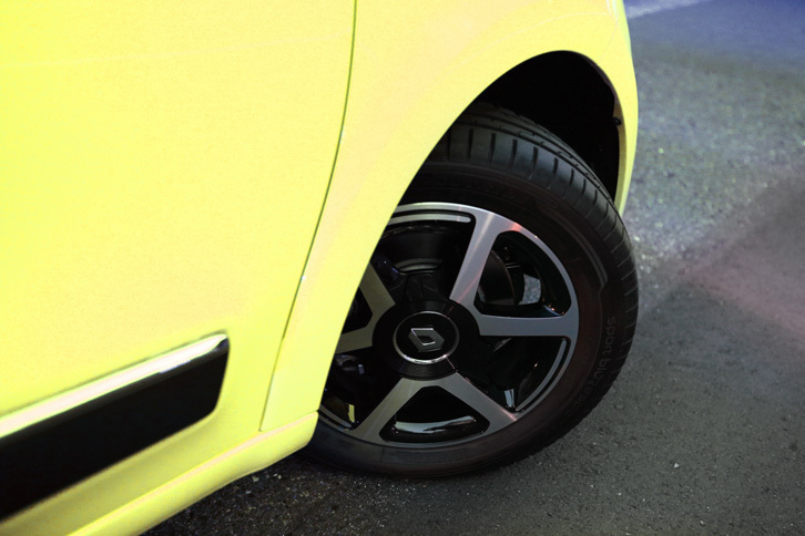 タイヤサイズは前が165/65R15、後ろが185/60R15。前輪については49度という大きな最大切れ角が特徴となっている。