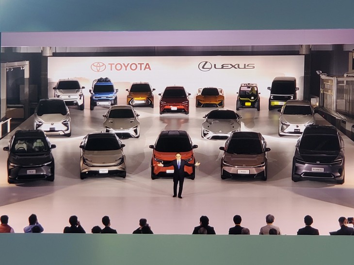 全16車種のBEVを前に、これからのBEV戦略について語る、豊田章男 トヨタ自動車社長（写真中央）。