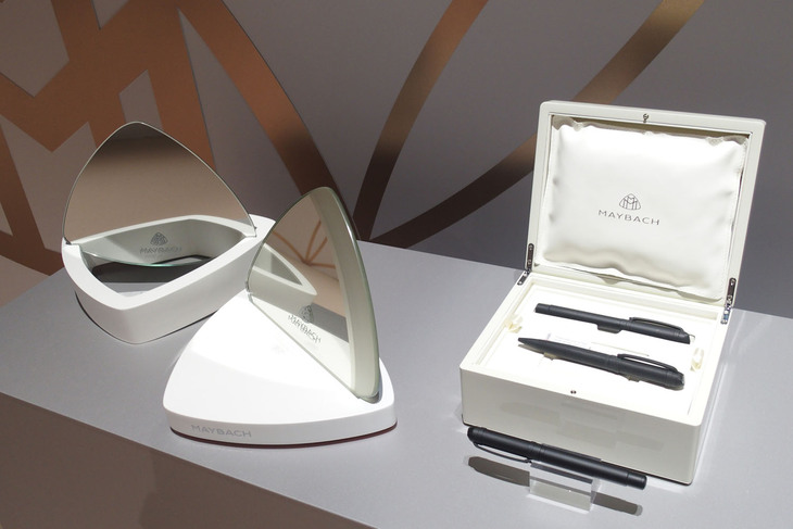 「マイバッハSLモノグラムシリーズ」の発表イベント会場に展示されたマイバッハのアクセサリー。