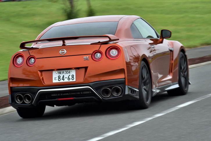 リアまわりでは、新形状のサイドアウトレットが採用された。また、バンパー（ボディー部）とリアディフューザーまわり（黒い部分）を分けるラインが従来より高い位置に変更されている。