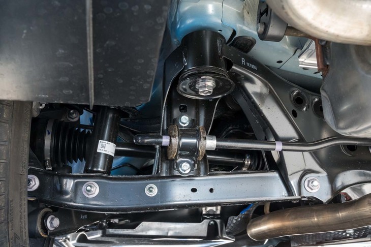 リアのアンダーフロアをのぞいてみる。新型「スバルBRZ」とは異なり、「GR86」ではリアのスタビライザーがサブフレームに取り付けられている（先代と同じ）。