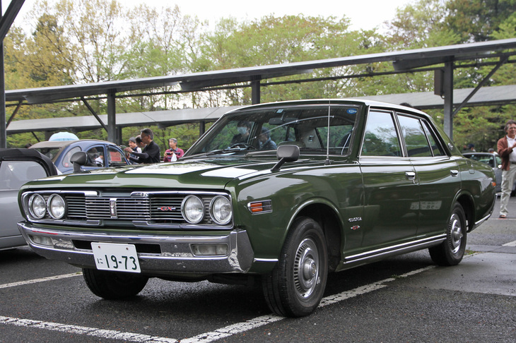 1973年「日産セドリック2000GX」。230の型式名を持つ、「グロリア」と双子車になった3代目セドリックの後期型。GXはSUツインキャブエンジン搭載の高級高性能グレードだが、セダンGXの残存車両は非常に珍しい。