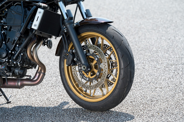 タイヤサイズは前が120/70ZR17、後ろが160/60ZR17。フロントブレーキにはφ300mmのダブルディスク、リアブレーキにはφ220mmのシングルディスクを採用しており、今日のマシンにふさわしい、高い制動性能を実現している。