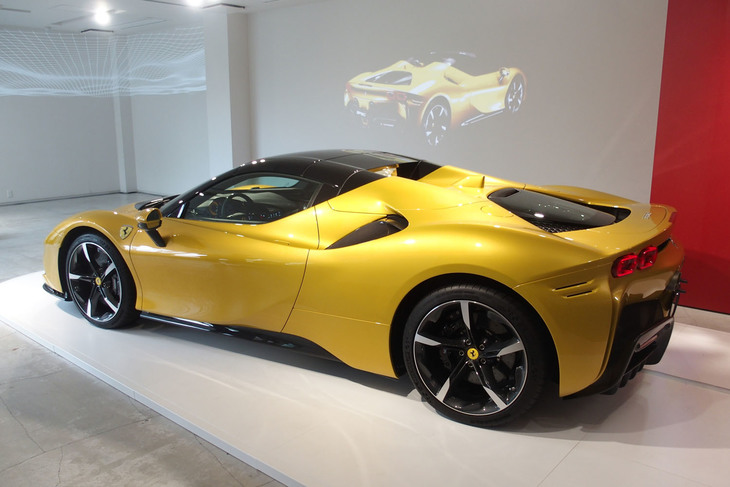 「SF90スパイダー」のボディーサイズは全長×全幅×全高＝4704×1973×1191mm。写真はトップを閉めた状態。