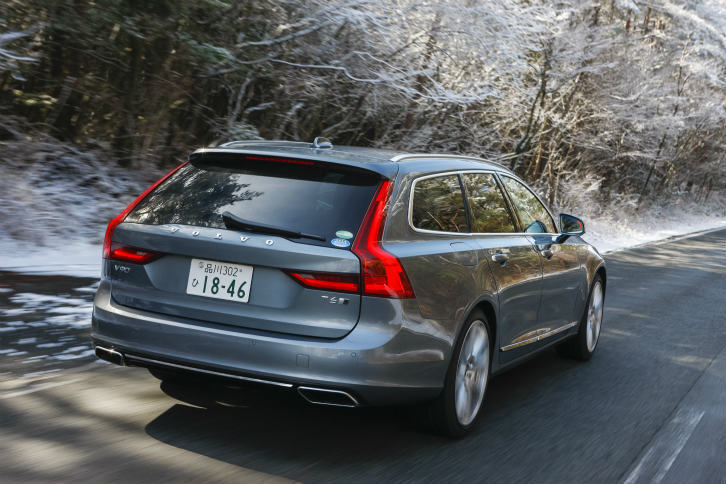 サスペンション形式は前がダブルウイッシュボーンで、後ろがマルチリンク。リアスプリングはグラスファイバー製のリーフ式となるが、オプションでエアスプリングも用意される（試乗車は装着車）。