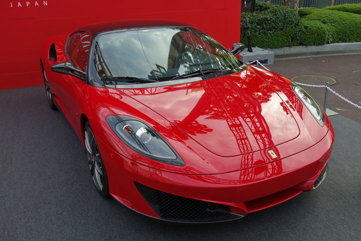 こちらの「フェラーリSP1」は、2008年にフェラーリが約50年ぶりに製作したというワンオフモデル。現代の「フォーリ・セリエ」シリーズには含まれないが、その源流となったモデルともいえる。