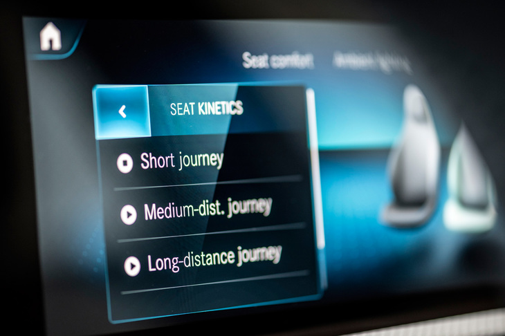 パワーシートには、移動距離に応じて自動で背もたれの角度などを調整し、乗員の疲労を軽減させる機能も用意される。