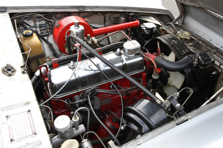 同じく初期型SP310のG型エンジン。キャブレターをダウンドラフトからSUに換えた最大の目的は、低いボンネットに収めるためだったという。手前にバキュームサーボが後付けされている。