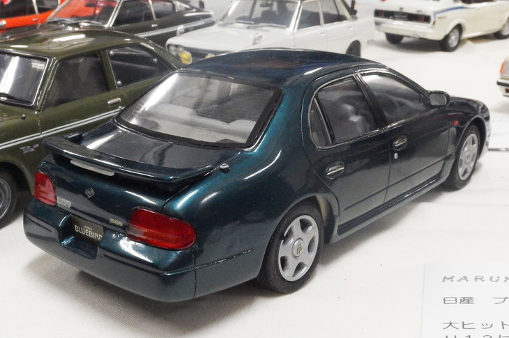 型式名U13こと9代目「日産ブルーバード」。デザインはカリフォルニアにあるNDI（日産デザインインターナショナル）によるものだが、このモデルは同じくNDIの作で、同様の尻下がりデザインが特徴のアオシマ製1/24「日産レパードJフェリー」をベースに作られた。