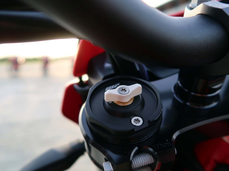 フロントフォークは圧側と伸び側の減衰力の調節が可能。リアにはWP製のモノショックが組み合わされている。