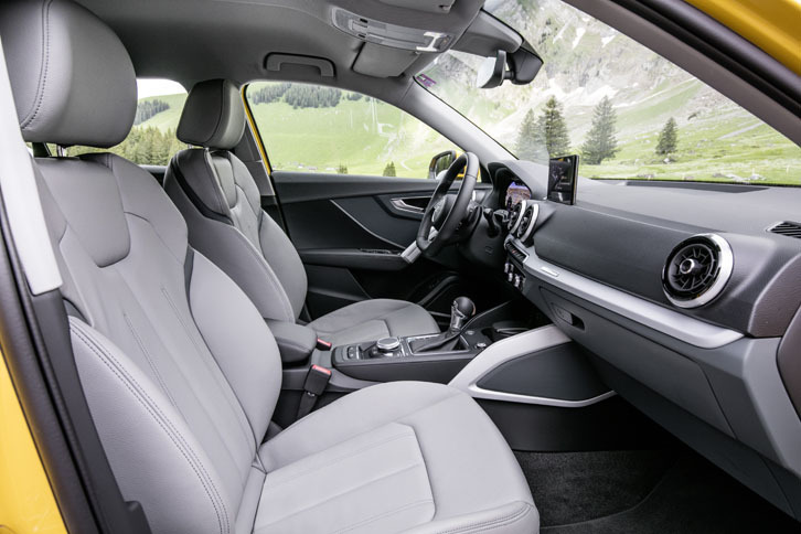 フロントシート。視界のよさと乗り降りのしやすさに配慮しつつ、スポーツカーを思わせるスポーティーな乗り心地を実現したという。