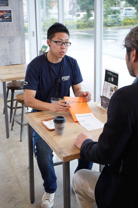 商品を買いに来たり、メンテナンスに訪れたお客さんとは徹底的に話し合って納得してもらうのがポリシー。