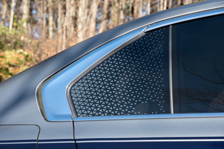 リアのサイドウィンドウに書かれた三角形の幾何学模様。シルバーのモールから前方に向かってグラデーションを描いている。