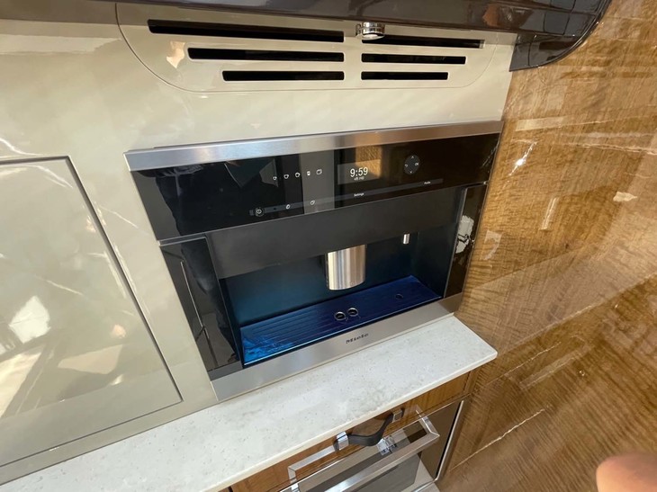 ビルトインタイプの「Miele」のエスプレッソマシンが備わっていた。これだけで数十万円するらしい。