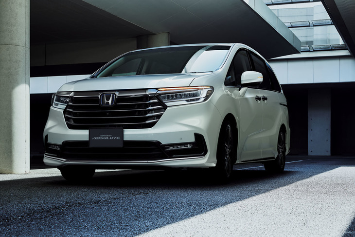 2020年11月6日に発売された「ホンダ・オデッセイ」のマイナーチェンジモデル。顔つきがだいぶ変わった。