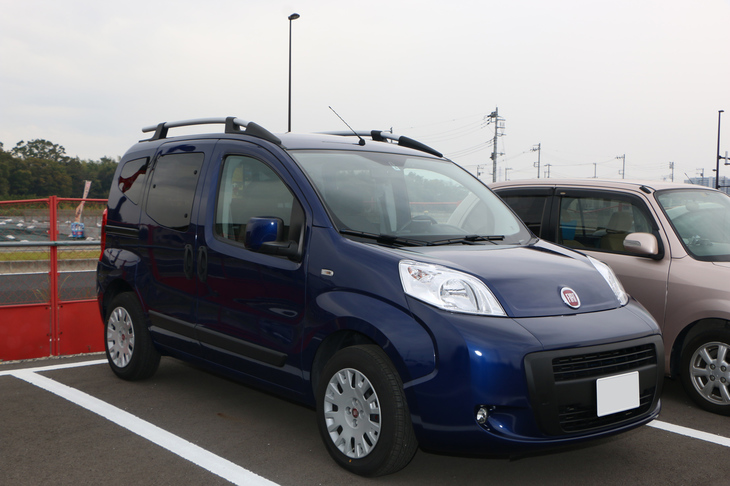 5人乗りのMPV「フィアット・クーボ」。「ルノー・カングー」を意識してしまうのは、サイズ感よりもそのファニーなデザインからだろう。カングーよりも小さく、全長は4mを切る。日本では正規輸入されておらず、並行輸入車として上陸している。