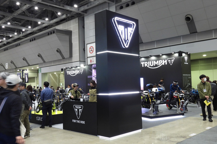 「東京モーターサイクルショー2026」より、トライアンフの展示ブースの様子。