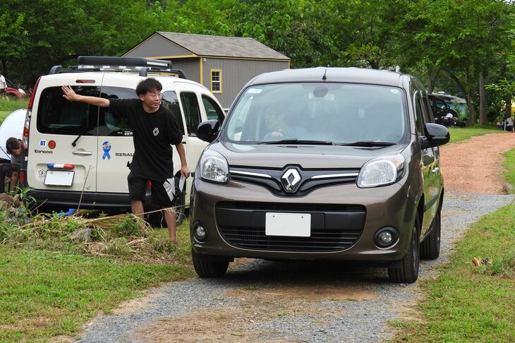 サイトが決まったら、スタッフがそこまで誘導してくれる。これなら移動も安心だし、場内でウロウロと迷わないで済む。