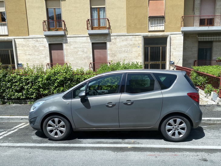 MPVの2代目「メリーバ」。2014年にはドイツの認証機関TuVによって「ドイツ国内の市販車で最も優秀なクルマ」に選定された。2020年5月にシエナで。