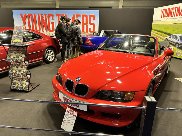 毎年ブースを設営している雑誌『ヤングタイマー』は、「BMW Z3」をはじめ、誕生30年のモデルたちを集めて祝った。