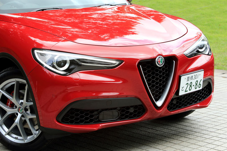「ジュリア」に続く新世代アルファの第2弾として登場した「ステルヴィオ」。特徴的なフロントマスクをはじめ、内外装のデザインについても、各部にジュリアと共通のテーマが取り入れられている。