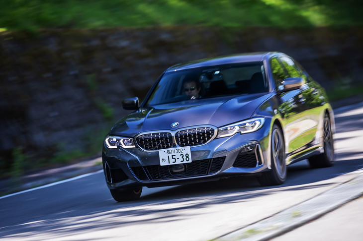 「M340i xDrive」のサスペンションは、前：ストラット式、後ろ：5リンク式。ダンパーの減衰力を電子制御する「アダプティブMサスペンション」や「Mスポーツディファレンシャル」などでシャシーが強化されている。